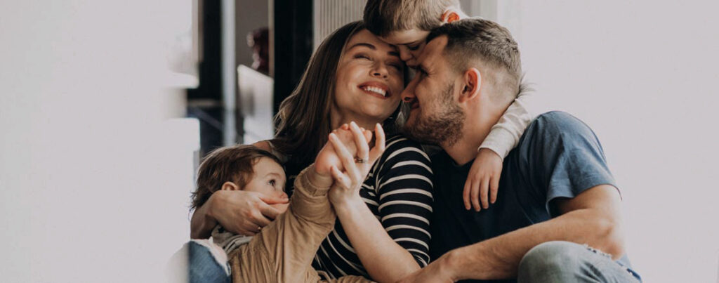 Familia con niños feliz dándose un abrazo