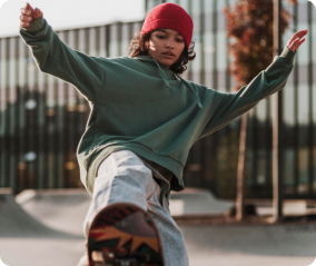 Un a chica sobre un skate