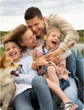 Familia con niños y perro feliz y riendose